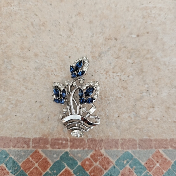 Vintage Crown Trifari Blue and Clear Rhinestone Basket Brooch - Picture 4 of 11